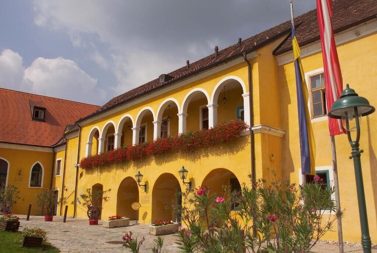 Exterior & Views 2, Hotel Althof Retz, Hollabrunn