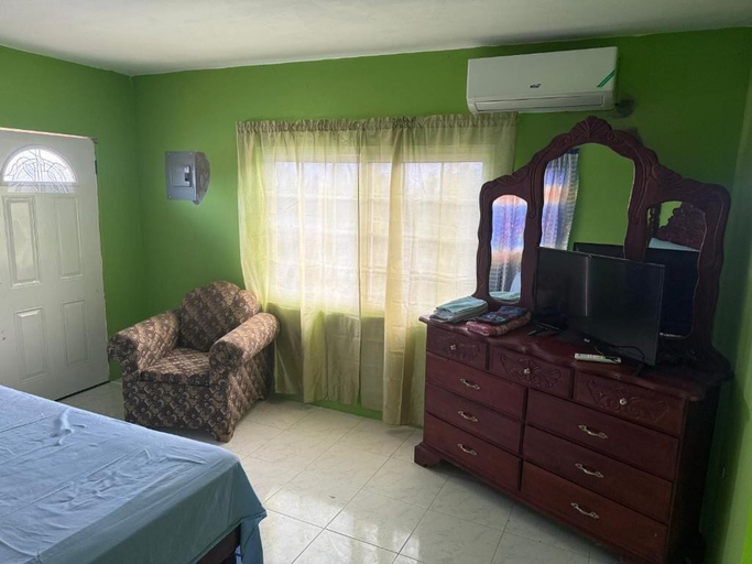 Room 4, Reggae Moon Guesthouse