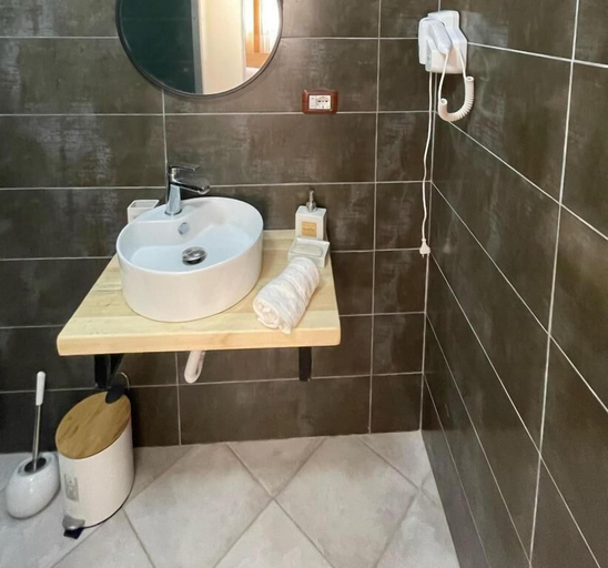 Bathroom 3, Xho's Forest Guest House, Beratit
