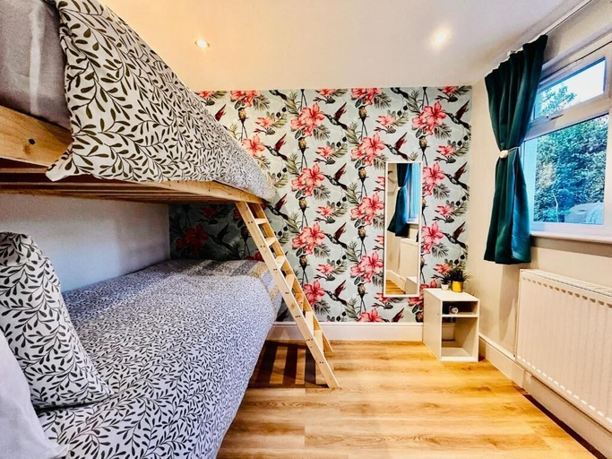 Room 4, Rest Boutique Willesden, London