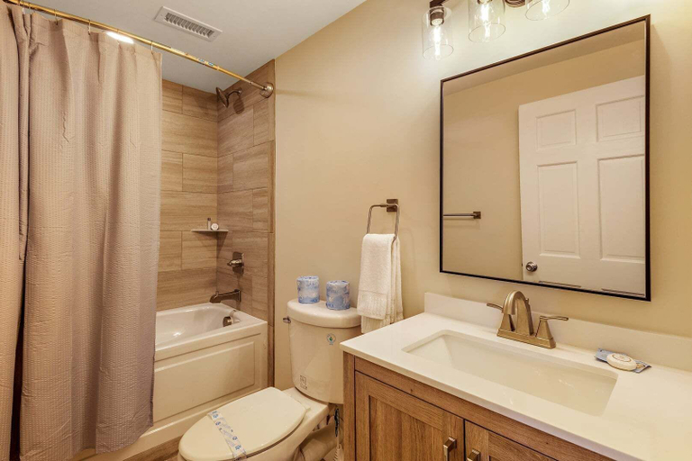 Bathroom 3, House Galini, Burke
