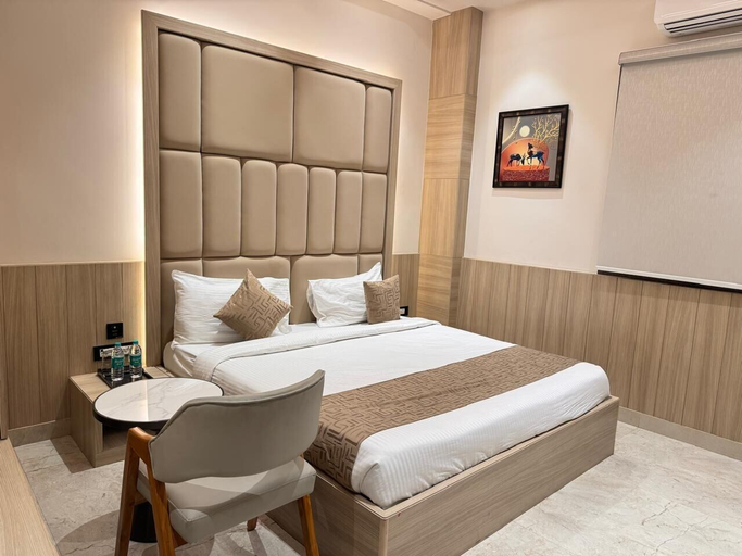 Room 4, The SRM Crystal, Kanpur Nagar