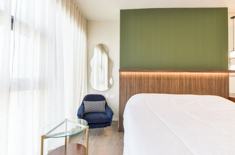 Room 5, Niza, Monterrey