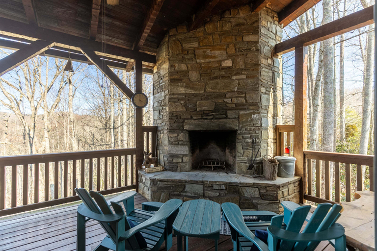 Interior 2, Walk In The Clouds, Watauga