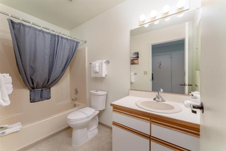 Bathroom 4, Tennis Village, Chelan