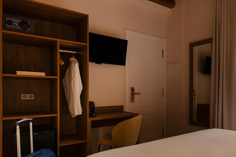 Bedroom 3, Los Arcos Hotel Gothic Quarter, Sonder, Barcelona