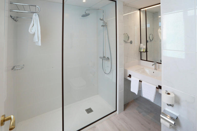Bathroom 4, Hotel Sercotel Alfonso XIII, Murcia