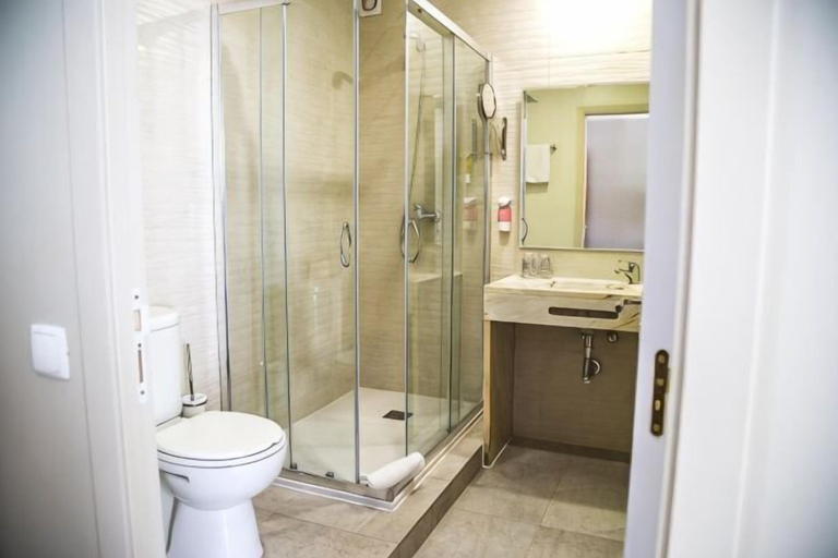 Bathroom 5, Hotel Laitau, Setúbal