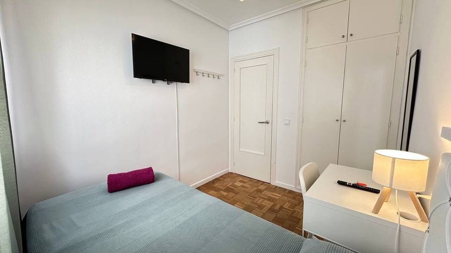 Bedroom 3, Habitaciones en Ferrocarril, Madrid
