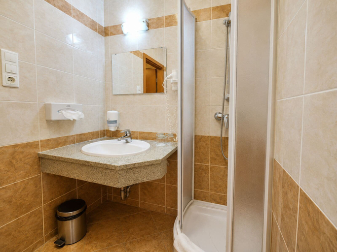 Bathroom 3, Hungarospa Thermal Hotel, Hajdúszoboszló