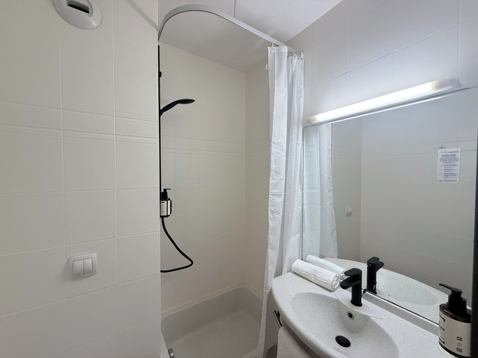 Bathroom 4, Atena Bordeaux Sud Est Créon - Vélo Friendly, Gironde