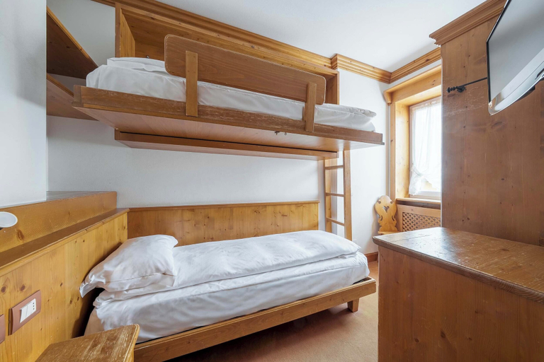 Bedroom 3, Hotel Aquila, Belluno