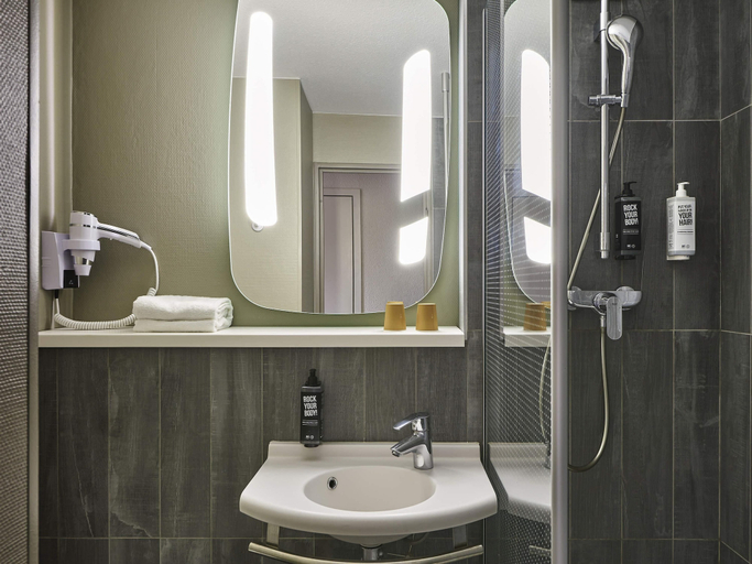 Bathroom 5, ibis Marne la Vallee Emerainville, Seine-et-Marne
