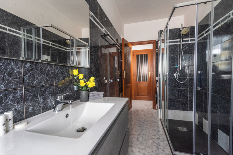 Bathroom 4, Happy Grey House, Sassari