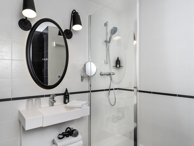 Bathroom 4, Aparthotel Adagio Paris Montmartre, Paris