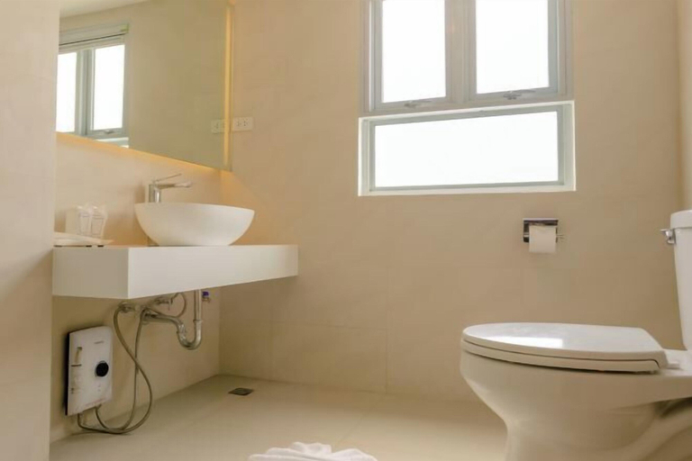 Bathroom 4, Bonito Chinos Hotel, Muang Nakhon Sawan