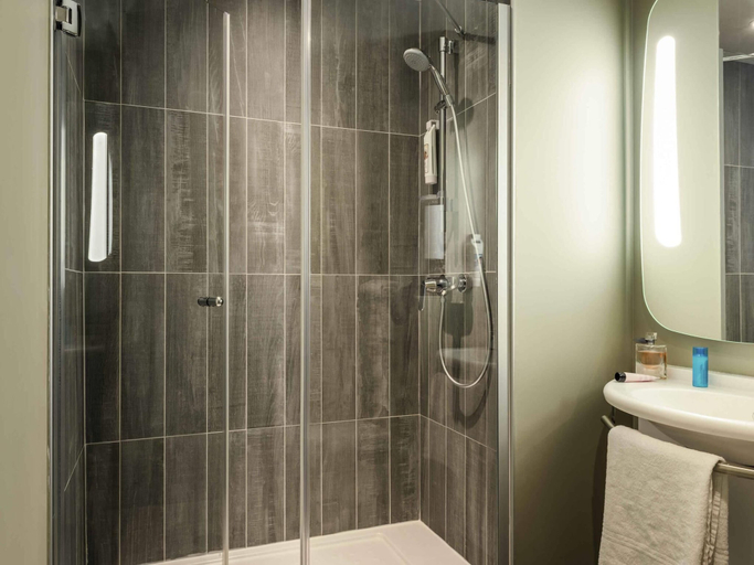 Bathroom 4, ibis Paris Avenue de la Republique, Paris