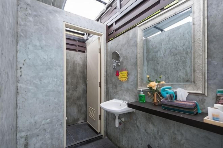 Bathroom 5, Nang Ta Yon @ Ban Thap Chang Hostel, Prawet