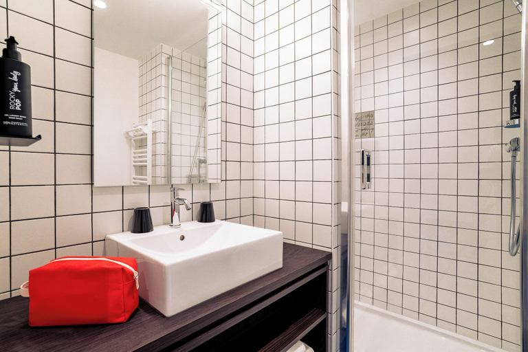 Bathroom 4, RockyPop Marseille Appartements, Bouches-du-Rhône