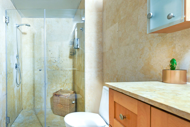 Bathroom 4, MAMAD - Deluxe 2BD Jaffa Dreams W Pool & Parking