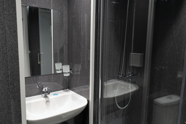 Bathroom 4, Britannia Coventry Hill Hotel, Coventry