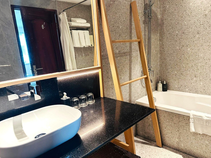 Bathroom 5, Sky Gem Hotel Ben Thanh, District 1
