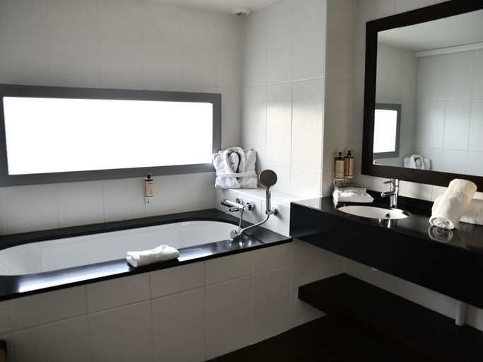 Bathroom 5, Mercure Lyon Genas Eurexpo, Rhône