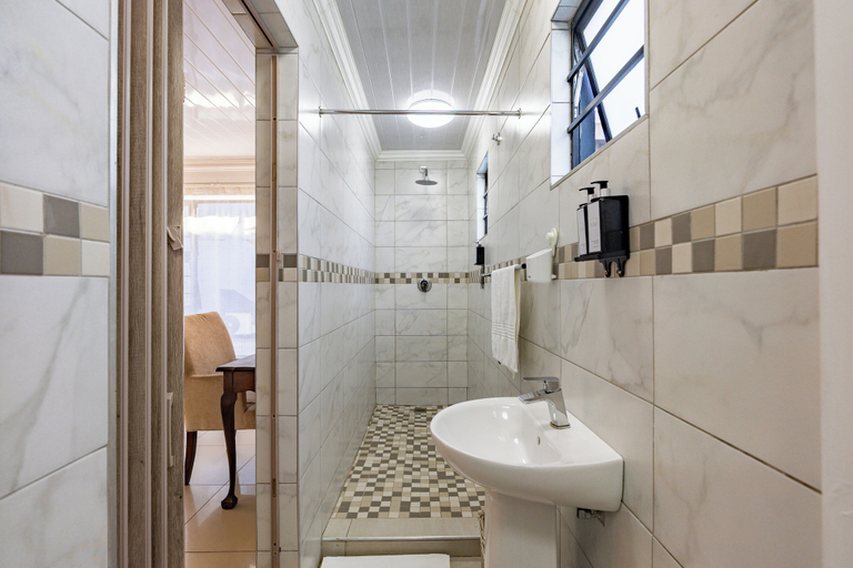 Bathroom 5, Safi Self-Catering Suites, Buffalo City