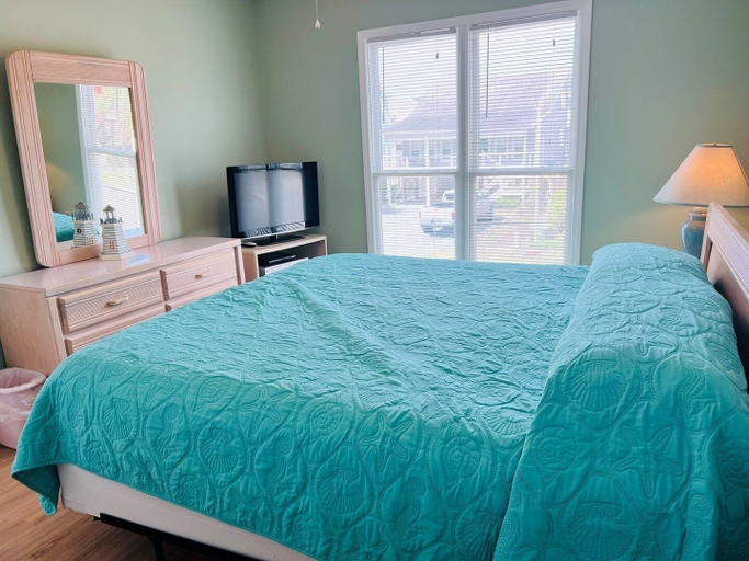 Room 3, Tradewinds 4 Bedroom Home by RedAwning, Brunswick
