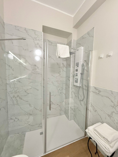 Bathroom 3, Porta Amari, Palermo