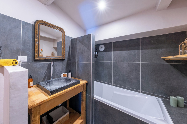 Bathroom 5, La vie de château, Drôme