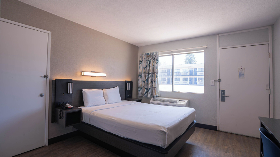 Bedroom 3, Motel 6 Rochester, MN, Olmsted