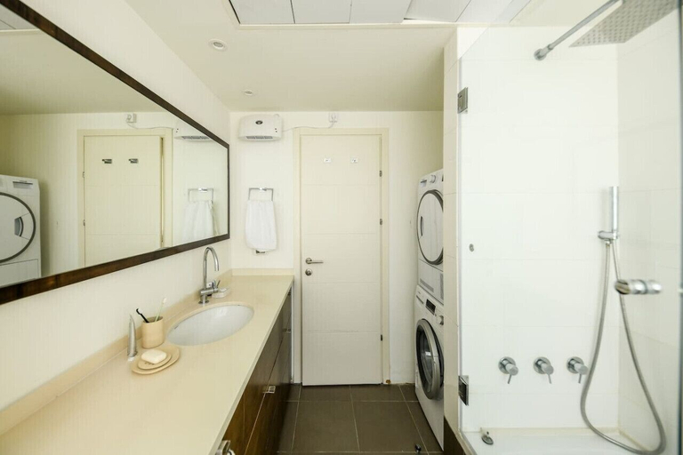 Bathroom 3, Stunning 2BR Apartment in Beeri