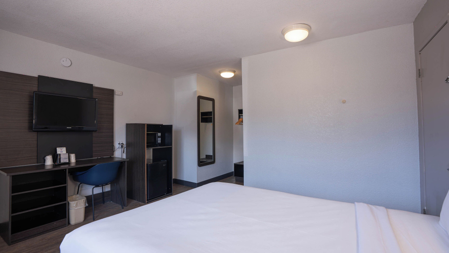 Bedroom 3, Motel 6 Rochester, MN, Olmsted