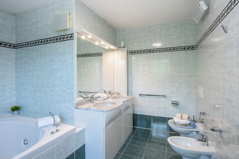Bathroom 4, Al Pontile Di Caslano Lake-view Villa With Garden, Lugano