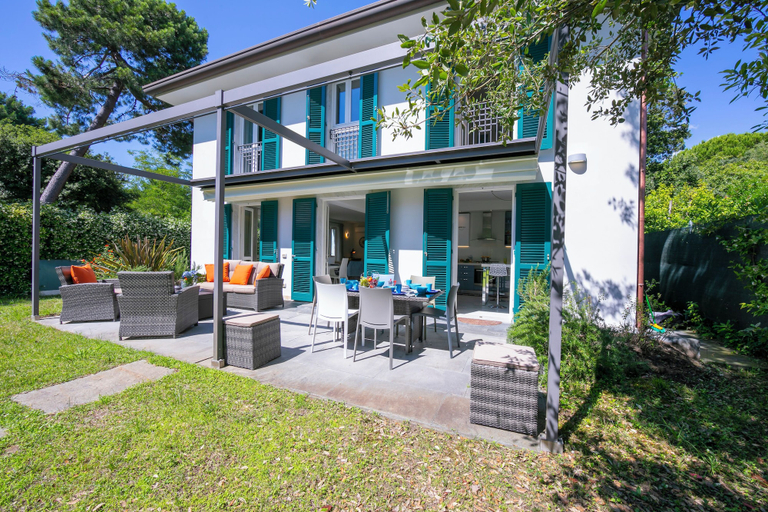 Exterior & Views 2, Villa Victor 100m from sea, Massa Carrara