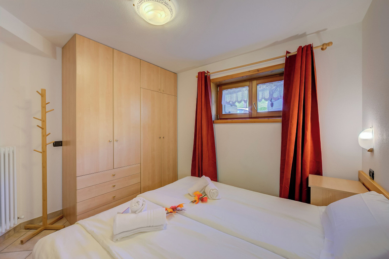 Room 5, Chalet Sciachilo’ Ski In-Ski Out 10m, Sondrio