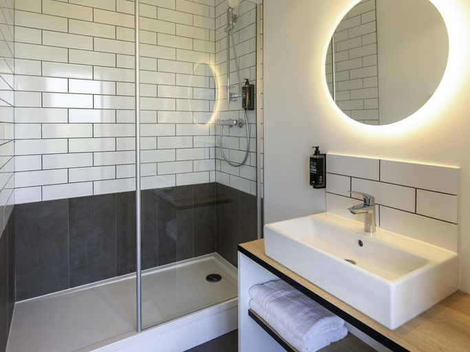 Bathroom 3, ibis Marseille Marignane Technopole, Bouches-du-Rhône