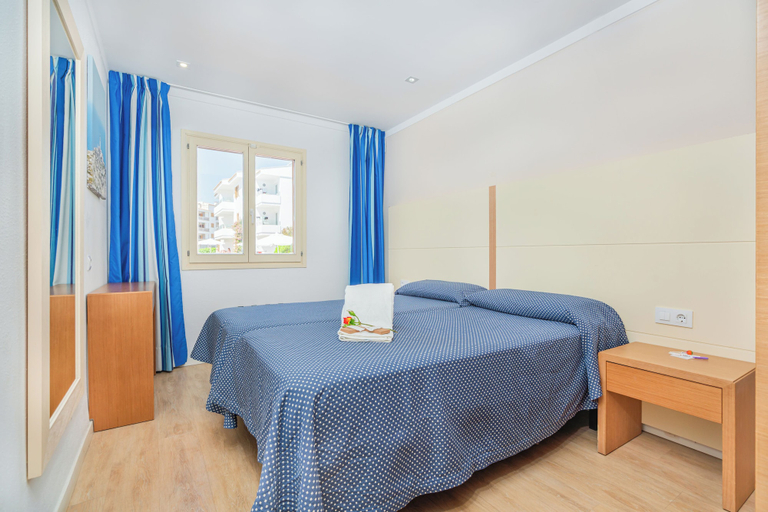 Bedroom 4, Aparthotel Flora, Baleares