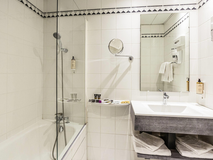 Bathroom 4, Mercure Lourdes Impérial Hotel, Hautes-Pyrénées