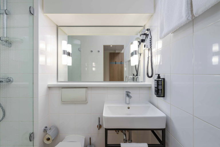 Bathroom 4, ibis Paderborn City, Paderborn