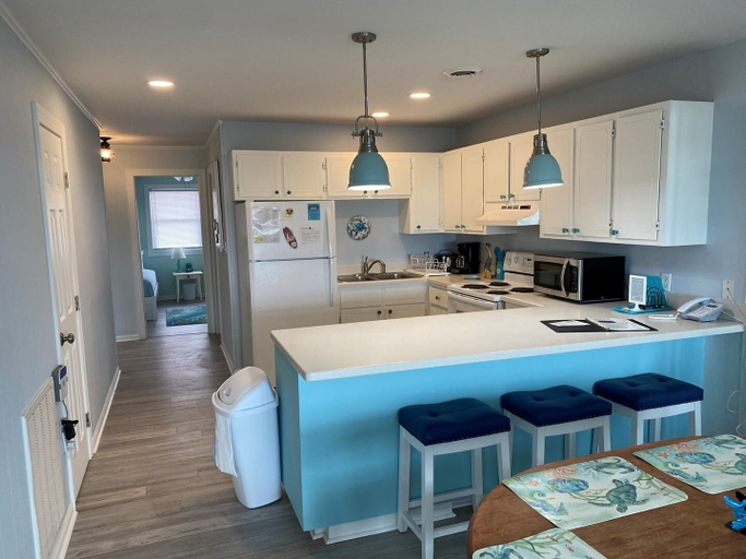Private kitchen 5, Turtley Paradise West 3 Bedroom Home by RedAwning, Brunswick