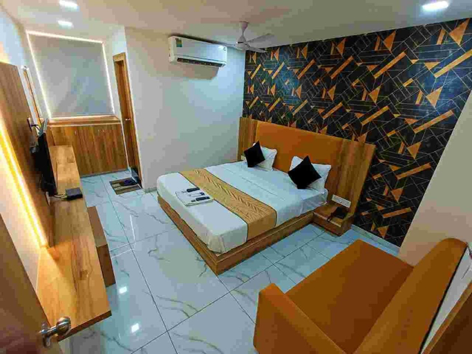 Others 3, HOTEL ROCK In, Anand