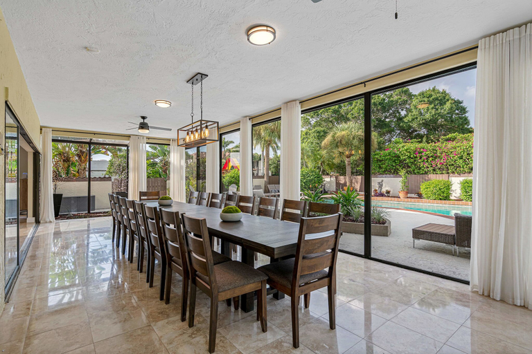 Food & Drinks 4, 8 BR Heated Pool & Soccer Field, Pinellas