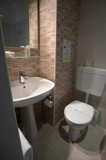 Bathroom 4, Hotel La Nuova Rotaia, Varese