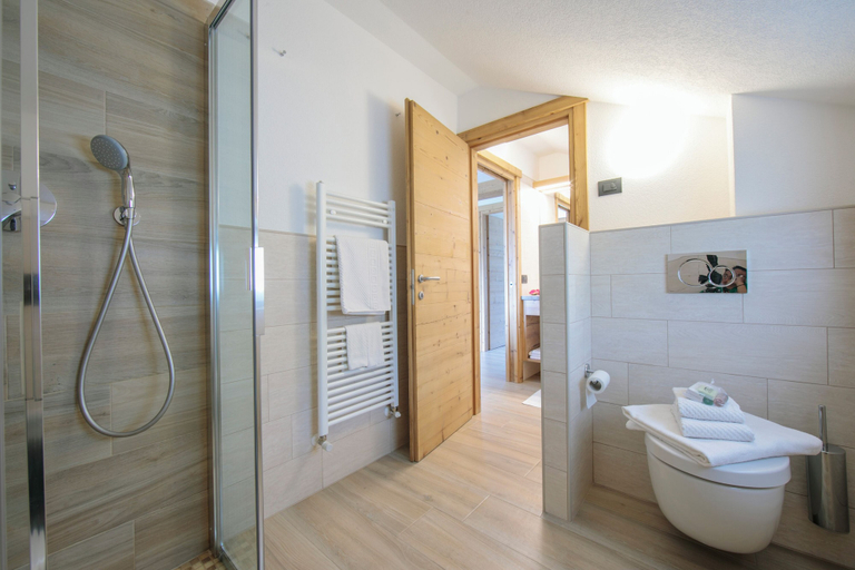 Bathroom 3, Volga, Sondrio