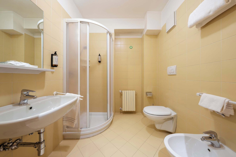 Bathroom 4, Hotel Aquila, Belluno