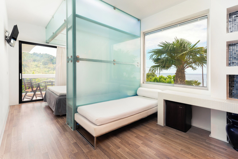 Bedroom 4, Kamari Beach Hotel, East Macedonia and Thrace