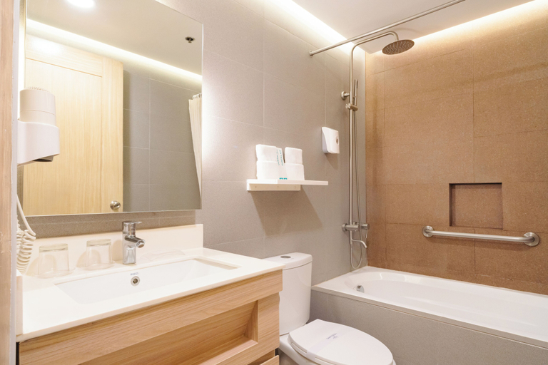 Bathroom 4, Microtel by Wyndham Batangas, Santo Tomas
