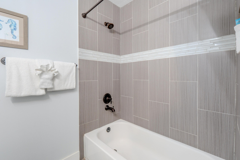 Bathroom 4, Ocean Breeze, Lee